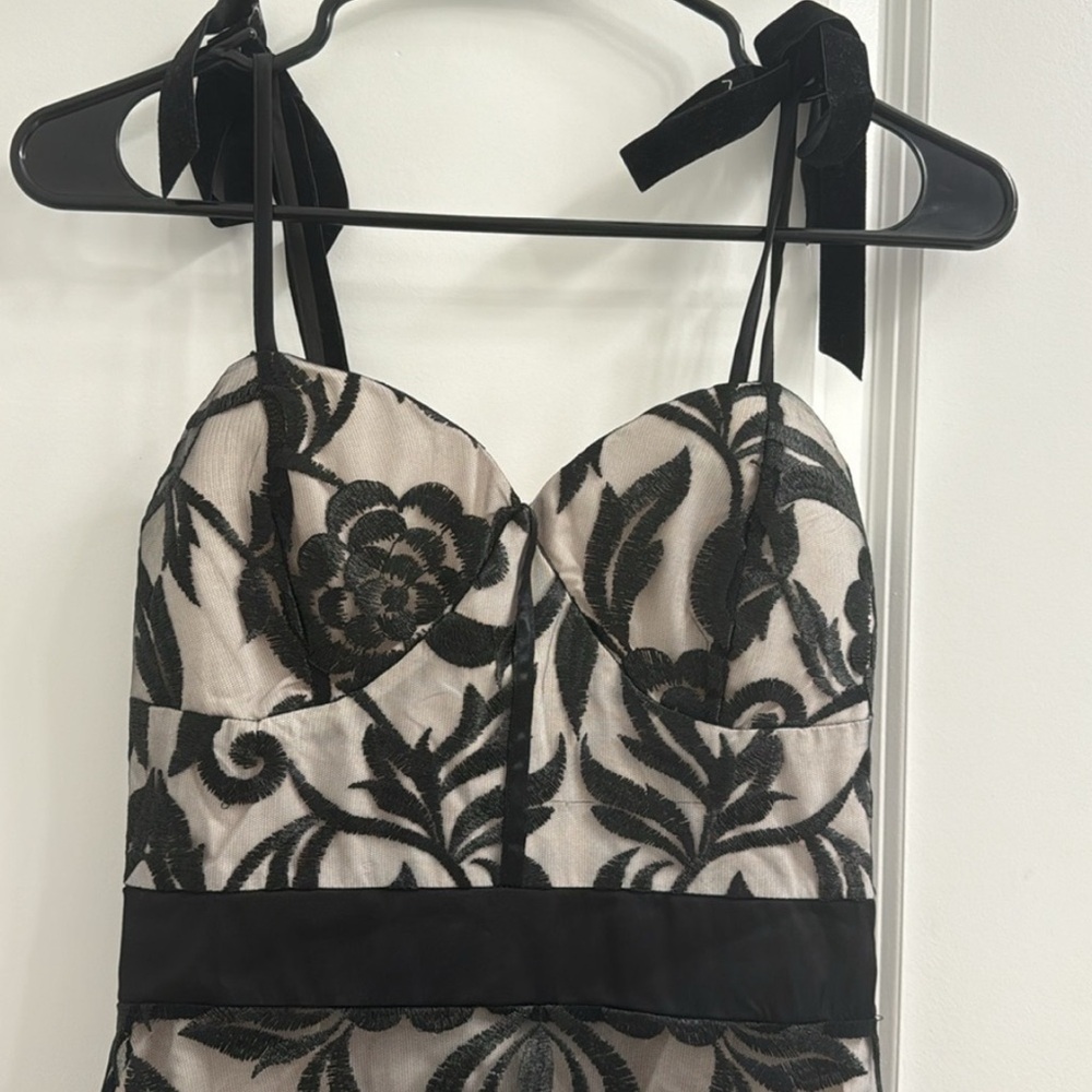 Elegant Black Floral Lace Dress - Picture 5 of 8